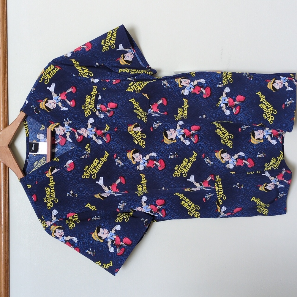 NWT Men's S Pinocchio Scrub Top No Strings Attached Tooniforms Jiminy Cricket
